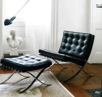 Chaise Barcelona + pouf en cuir noir